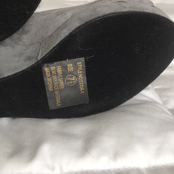 NOA Gray Wedges - Picture 3 of 5